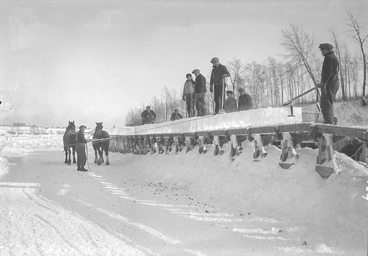 Ice harvest on a river in Alberta, 1944.Credit: Provincial Archives of Alberta. Crédit: Archives provinciales de l'Alberta.