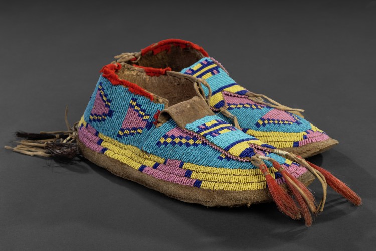 Mocassin. Credit: McCord Stewart Museum. Crédit: Musée McCord Stewart.